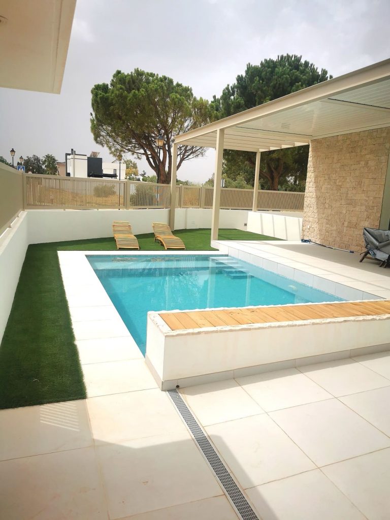Foto de piscina de nueva construcción en "Los pinos" en Ronda